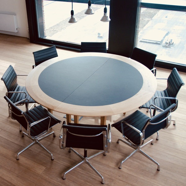 The Monoton Meetrix meeting table round